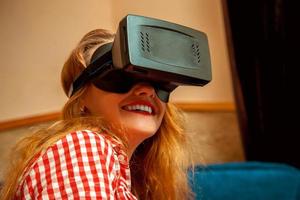 flicka i virtuell verklighet hjälm foto