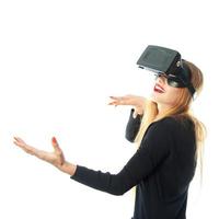kvinna i virtuell verklighet glasögon foto