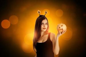 attraktiv flicka i halloween stil kläder foto