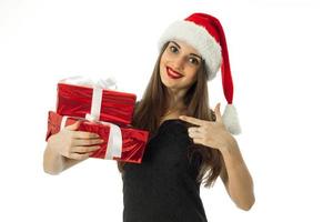 Lycklig kvinna i santa hatt med röd gåva foto