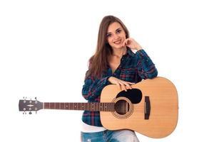 charmig brunett flicka spelar gitarr foto