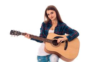 ung flicka med gitarr i händer foto