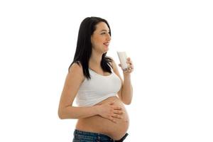 ung skön gravid brunett kvinna Framställ isolerat på vit bakgrund foto