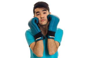 porträtt av rolig kille praktiserande boxning i blå handskar isolerat på vit bakgrund foto