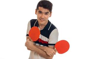 ung brunett sportsman med tennis racketar praktiserande ping pong isolerat på vit bakgrund foto