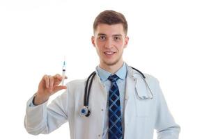 ung stilig läkare innehav en spruta och en närbild av en leende foto