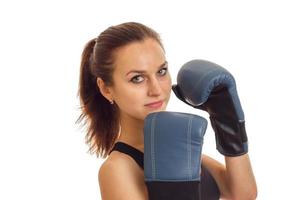 porträtt av en charmig ung flicka i boxning handskar närbild foto