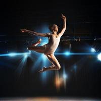 fyrkant Foto av ung blond balett dansare i hoppa på skede