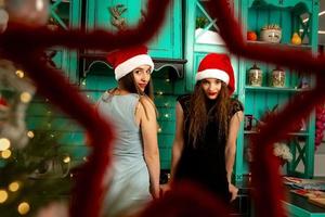 två systrar ler på kamera fira jul i de kök foto