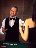 elegant -handlare leende flickor spelar poker foto
