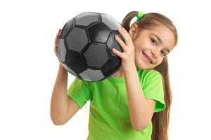 en närbild porträtt Söt liten flicka med de boll i henne händer foto