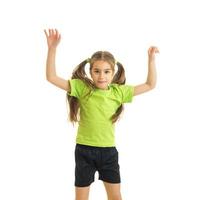 fyrkant porträtt av rolig liten flicka med händer upp i de luft foto