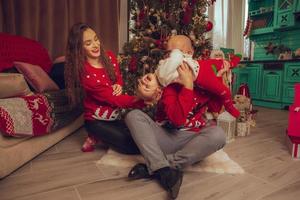 familj med dotter fira ny år och jul tillsammans på Hem foto
