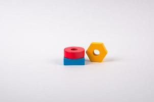 geometrisk former gul och blå från leksaker på en ljus bakgrund foto