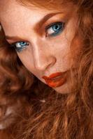 attraktiv porträtt av kvinna med fräknar på hud och brun hår foto