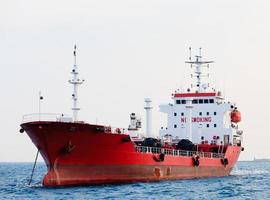 röd tankfartyg är på ankare nära de hamn foto