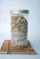 granola musli i en plast burk på tabell foto