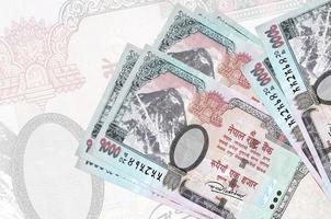 1000 nepalesiska rupier räkningar lögner i stack på bakgrund av stor halvtransparent sedel. abstrakt presentation av nationell valuta foto