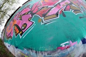 fragment av en skön graffiti mönster i rosa och grön med en svart översikt. gata konst bakgrund bild foto