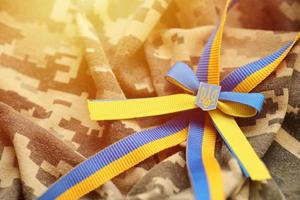 militär kamouflage tyg med ukrainska Ränder på band foto