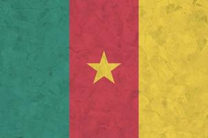 cameroon flagga avbildad i ljus måla färger på gammal lättnad putsning vägg. texturerad baner på grov bakgrund foto