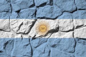 argentina flagga avbildad i måla färger på gammal sten vägg närbild. texturerad baner på sten vägg bakgrund foto