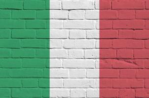 Italien flagga avbildad i måla färger på gammal tegel vägg. texturerad baner på stor tegel vägg murverk bakgrund foto