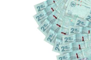 2 colombianska pesos räkningar lögner isolerat på vit bakgrund med kopia Plats. rik liv konceptuell bakgrund foto