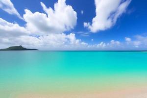 skön tropisk strand med blå hav. vit sand tropisk paradis strand bakgrund sommar semester begrepp. foto