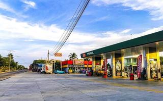 puerto escondido oaxaca mexico 2022 upptagen väg gata körning bilar trafik sylt puerto escondido Mexiko. foto