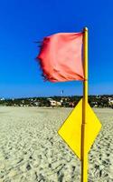 röd flagga simning förbjuden hög vågor i puerto escondido Mexiko. foto