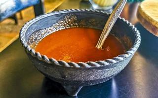 kryddad röd mexikansk chili sås i puerto escondido Mexiko. foto