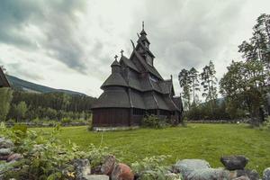 trä- kyrka på högland landskap Foto