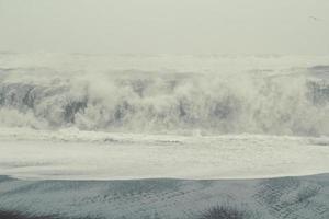 farlig vågor på storm landskap Foto