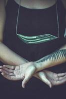 stänga upp kvinna med hantverk hängsmycke och tatuering begrepp Foto