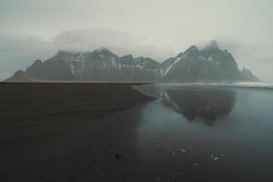 reynisfjara strand mot bergen landskap Foto