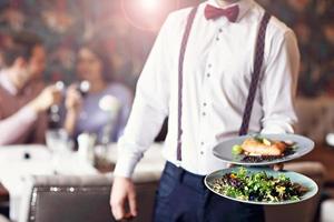 romantisk par dejting i restaurang varelse eras förbi servitör foto