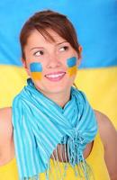 ukrainska kvinna med flagga foto