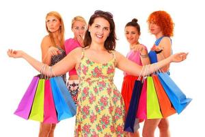 kvinnor med shoppingkassar foto