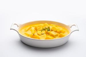 dahi aloo sabzi eller ostmassa potatis curry foto