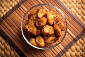 djup friterad mogen groblad skivor eller pake kele friterad pommes frites i en skål foto