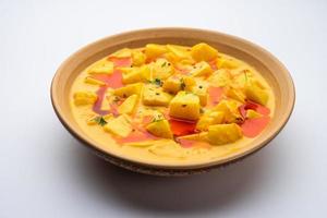 dahi aloo sabzi eller ostmassa potatis curry foto