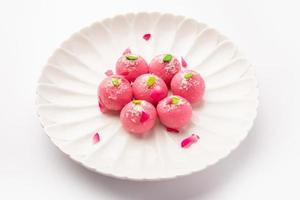 utsökt rosa chumchum eller reste sig smak cham cham eller rasgulla eller rasagola, rosogola, rosogolla foto