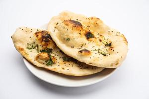 naan, nan bröd eras i en tallrik, isolerat foto