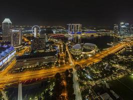 antenn panorama- bild av singapore horisont och trädgårdar förbi de bukt under förberedelse för formel 1 lopp i de natt i höst foto