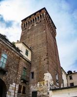 torn av porta castello i veicenza, Italien foto