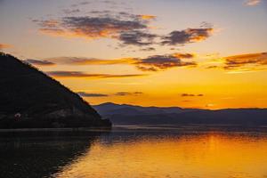 solnedgång på Donau-ravinen vid djerdap i Serbien foto