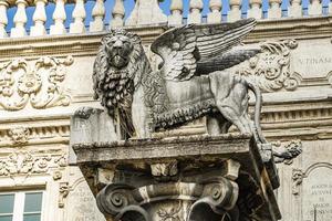 staty av st märkes lejon på piazza delle erbe i verona, Italien foto