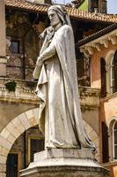 monument av poet dante alighieri i de piazza dei signori i verona, Italien foto