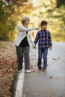 mormor och stor son njuter solig Semester tillsammans utomhus foto